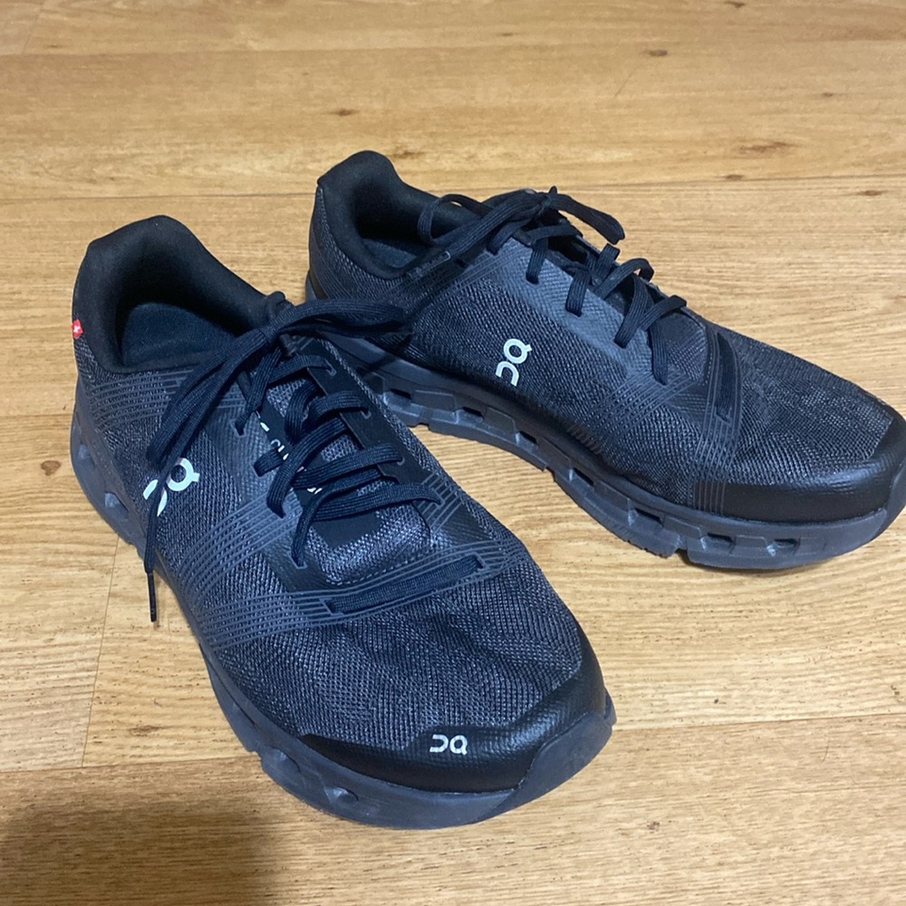 Men’s size 11.5 On Cloudgo. Worn once. Smoke free home.